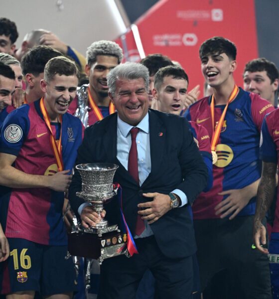 La plantilla y Laporta con el trofeo tras el partido de la final de la Supercopa de España de fútbol entre el Real Madrid y el FC Barcelona, este domingo en Yeda, Arabia Saudí. EFE/EPA/STR