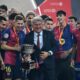 Los jugadores del FC Barcelona celebran la victoria con sus medallas tras el partido de la final de la Supercopa de España de fútbol entre el Real Madrid y el FC Barcelona, este domingo en Yeda, Arabia Saudí. EFE/ Alberto Estévez