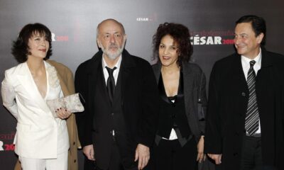 De izquierda a derecha, la actriz francesa Anne Alvaro, el director francés Bertrand Blier y la actriz Farida Rahouadj posan a su llegada el viernes 25 de febrero de 2011, a la ceremonia de entrega de los premios anuales de la Academia del Cine francés, los César, en el teatro Chatelet de París, Francia. 
EFE/IAN LANGSDON