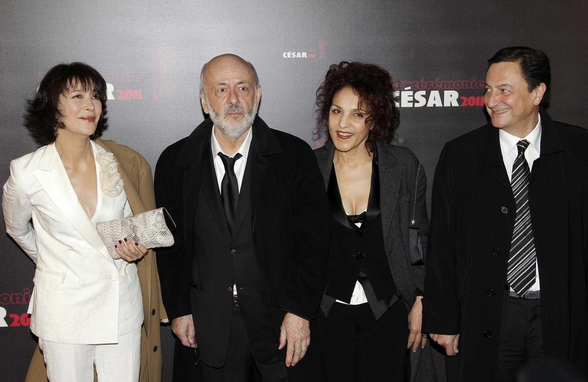 De izquierda a derecha, la actriz francesa Anne Alvaro, el director francés Bertrand Blier y la actriz Farida Rahouadj posan a su llegada el viernes 25 de febrero de 2011, a la ceremonia de entrega de los premios anuales de la Academia del Cine francés, los César, en el teatro Chatelet de París, Francia. 
EFE/IAN LANGSDON