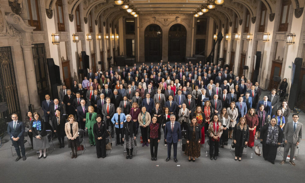 Fotografía cedida por la Presidencia de México, de la presidenta Claudia Sheinbaum, posando junto a titulares de Embajadas y Consulados 2025, este miércoles durante un acto protocolario en la Ciudad de México (México). EFE/ Presidencia de México /SOLO USO EDITORIAL/SOLO DISPONIBLE PARA ILUSTRAR LA NOTICIA QUE ACOMPAÑA (CRÉDITO OBLIGATORIO)