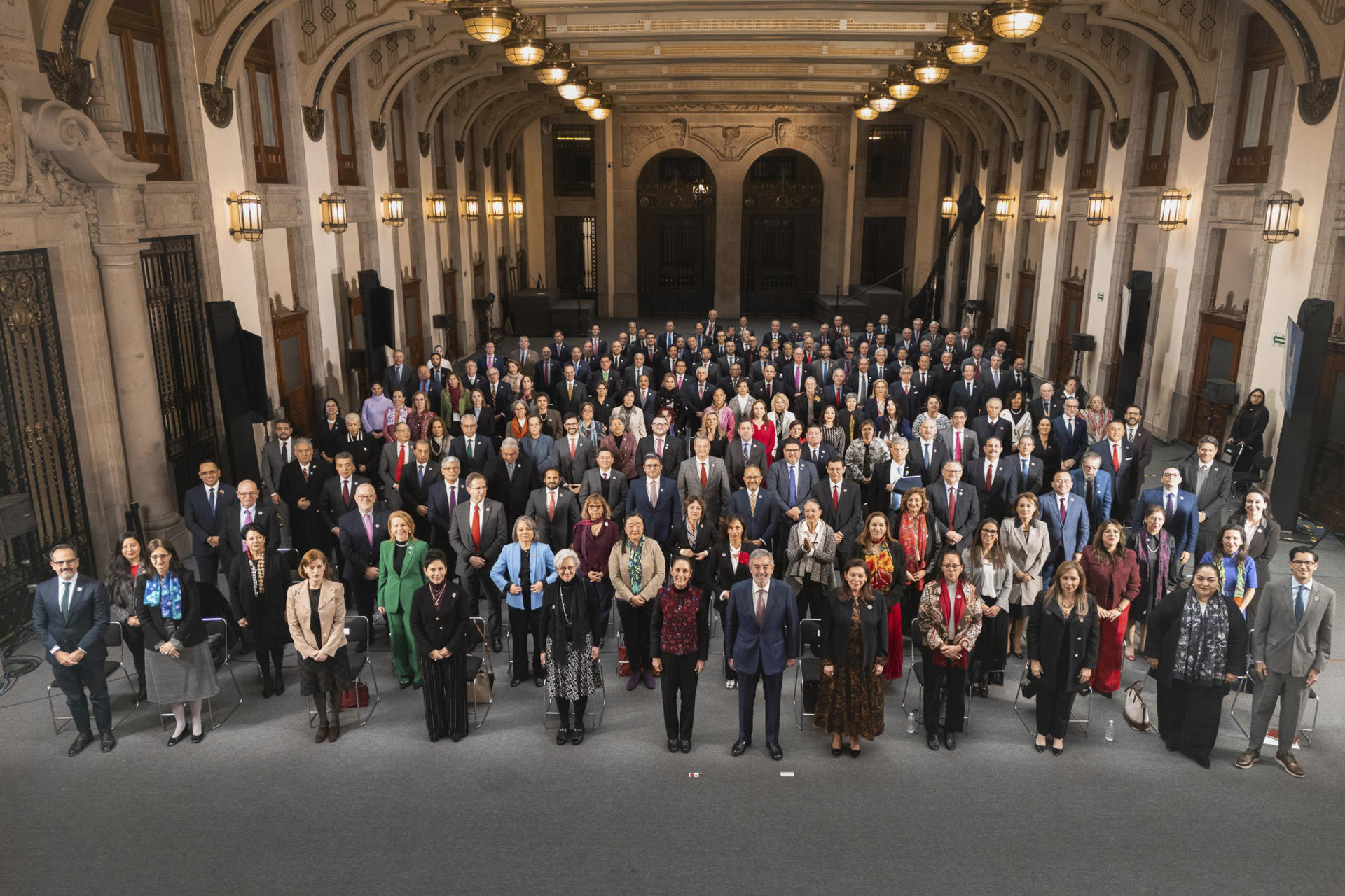 Fotografía cedida por la Presidencia de México, de la presidenta Claudia Sheinbaum, posando junto a titulares de Embajadas y Consulados 2025, este miércoles durante un acto protocolario en la Ciudad de México (México). EFE/ Presidencia de México /SOLO USO EDITORIAL/SOLO DISPONIBLE PARA ILUSTRAR LA NOTICIA QUE ACOMPAÑA (CRÉDITO OBLIGATORIO)