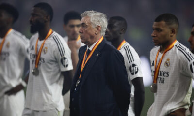 El entrenador del Real Madrid Carlo Ancelotti y sus jugadores, durante la ceremonia de premiación tras perder la final de la Supercopa de España contra el Barcelona (2-5). EFE/ Alberto Estévez