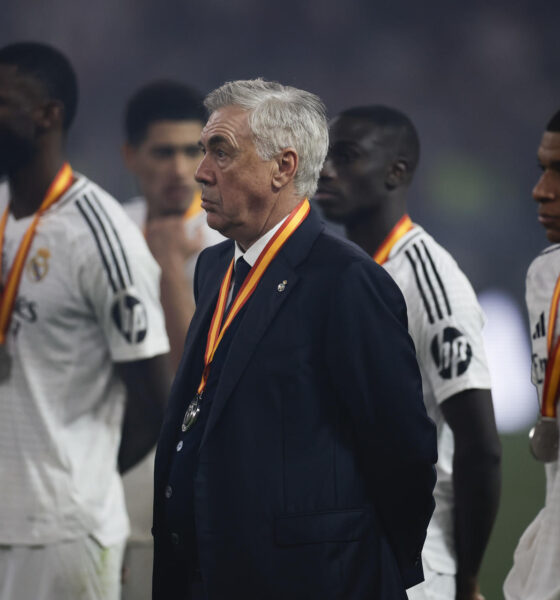 El entrenador del Real Madrid Carlo Ancelotti y sus jugadores, durante la ceremonia de premiación tras perder la final de la Supercopa de España contra el Barcelona (2-5). EFE/ Alberto Estévez