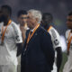 El entrenador del Real Madrid Carlo Ancelotti y sus jugadores, durante la ceremonia de premiación tras perder la final de la Supercopa de España contra el Barcelona (2-5). EFE/ Alberto Estévez