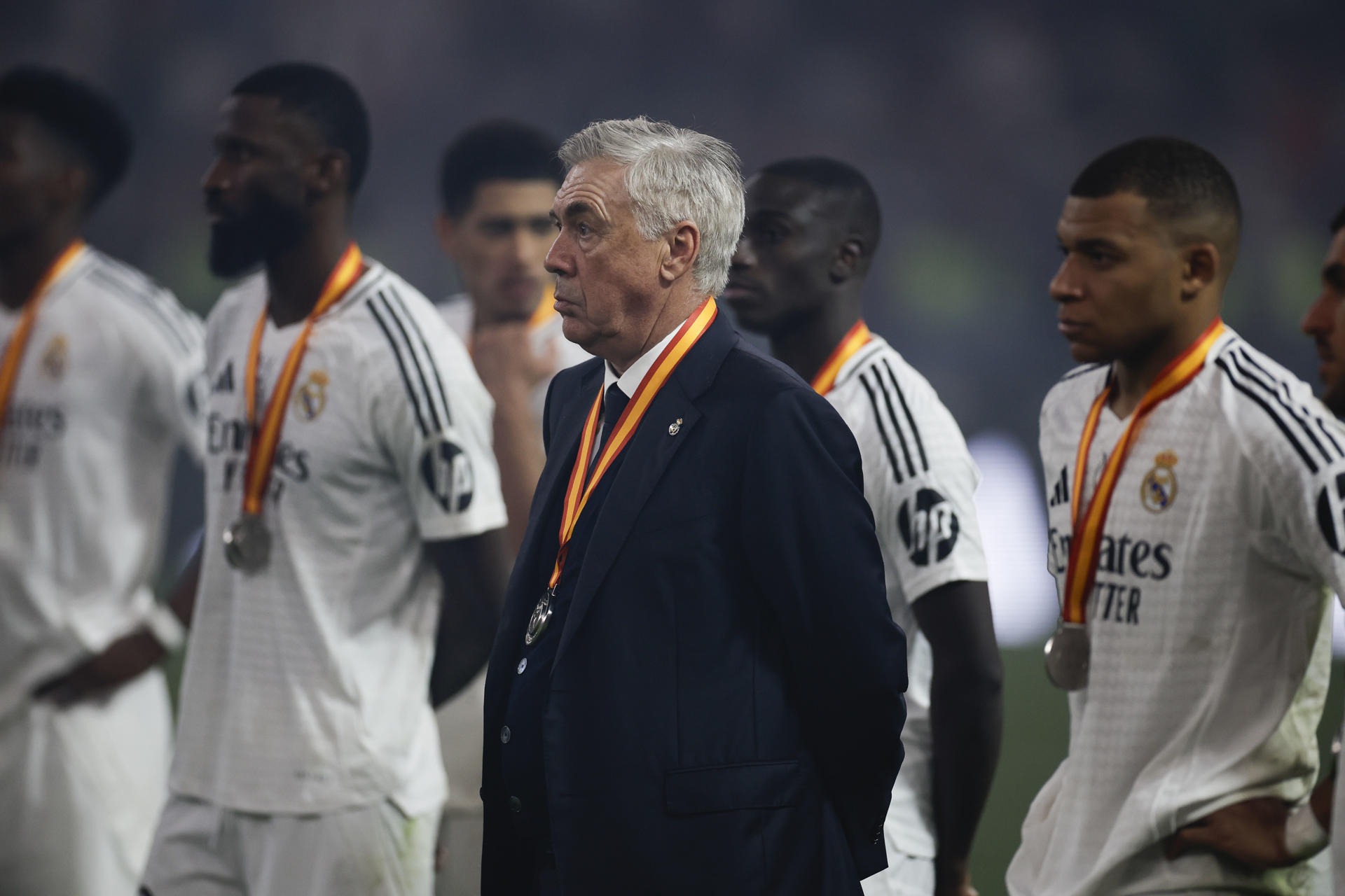 El entrenador del Real Madrid Carlo Ancelotti y sus jugadores, durante la ceremonia de premiación tras perder la final de la Supercopa de España contra el Barcelona (2-5). EFE/ Alberto Estévez