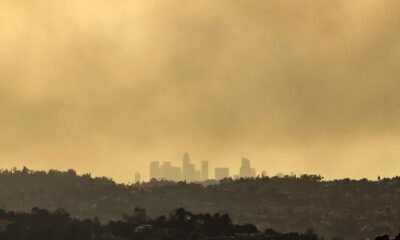 Los edificios del centro de Los Ángeles están envueltos por el humo de múltiples incendios forestales en el área metropolitana de Los Ángeles, California, EE. UU., el 8 de enero de 2025. EFE/EPA/Caroline Brehman