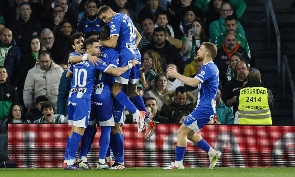 Los jugadores del Alavés celebran tras marcar ante el Betis, durante el partido de LaLiga de fútbol que Real Betis y Deportivo Alavés disputan este sábado en el estadio Benito Villamarín, en Sevilla. EFE/José Manuel Vidal