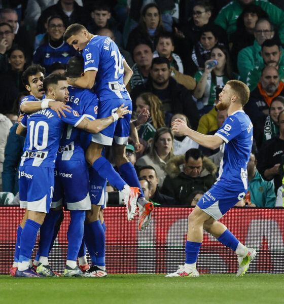 Los jugadores del Alavés celebran tras marcar ante el Betis, durante el partido de LaLiga de fútbol que Real Betis y Deportivo Alavés disputan este sábado en el estadio Benito Villamarín, en Sevilla. EFE/José Manuel Vidal