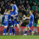 Los jugadores del Alavés celebran tras marcar ante el Betis, durante el partido de LaLiga de fútbol que Real Betis y Deportivo Alavés disputan este sábado en el estadio Benito Villamarín, en Sevilla. EFE/José Manuel Vidal