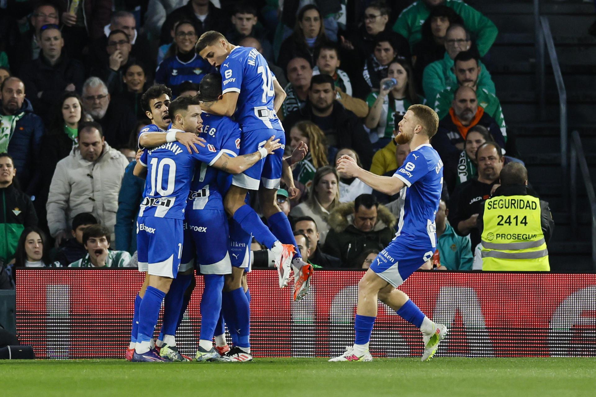 Los jugadores del Alavés celebran tras marcar ante el Betis, durante el partido de LaLiga de fútbol que Real Betis y Deportivo Alavés disputan este sábado en el estadio Benito Villamarín, en Sevilla. EFE/José Manuel Vidal