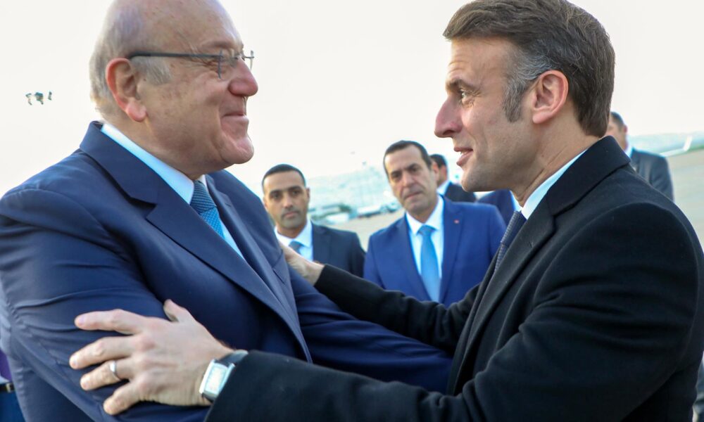 Una foto proporcionada por el proveedor de fotografía del Gobierno Libanés Dalati y Nohra muestra al primer ministro libanés en funciones Najib Mikati (I) dando la bienvenida al presidente francés Emmanuel Macron (D) a su llegada al Aeropuerto Internacional Rafik Hariri en Beirut, Líbano, el 17 de enero de 2025. El presidente Macron está visitando Beirut por un día para reunirse con líderes políticos libaneses y felicitar al recién elegido presidente Joseph Aoun. El general Joseph Aoun fue elegido presidente de Líbano el 09 de enero de 2025, tras un estancamiento político de dos años que dejó a la nación sin presidente desde 2022. (Francia, Líbano) EFE/EPA/DALATI Y NOHRA / MANUAL USO EDITORIAL SOLO / NO VENTAS