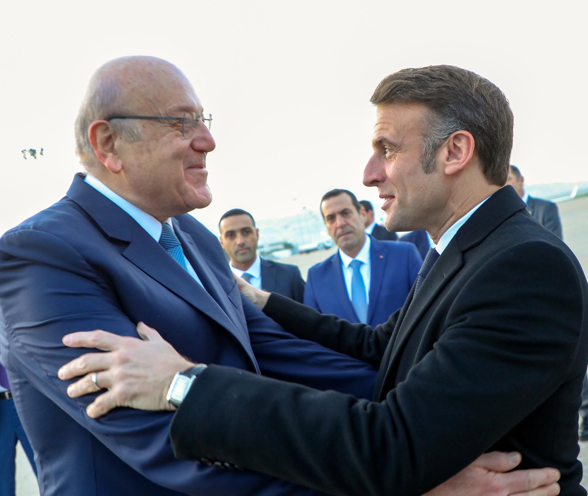 Una foto proporcionada por el proveedor de fotografía del Gobierno Libanés Dalati y Nohra muestra al primer ministro libanés en funciones Najib Mikati (I) dando la bienvenida al presidente francés Emmanuel Macron (D) a su llegada al Aeropuerto Internacional Rafik Hariri en Beirut, Líbano, el 17 de enero de 2025. El presidente Macron está visitando Beirut por un día para reunirse con líderes políticos libaneses y felicitar al recién elegido presidente Joseph Aoun. El general Joseph Aoun fue elegido presidente de Líbano el 09 de enero de 2025, tras un estancamiento político de dos años que dejó a la nación sin presidente desde 2022. (Francia, Líbano) EFE/EPA/DALATI Y NOHRA / MANUAL USO EDITORIAL SOLO / NO VENTAS