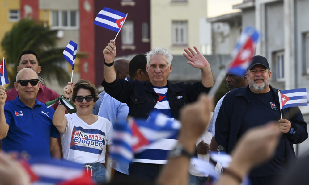 Fotografía de archivo en donde se ve al presidente de Cuba, Miguel Diaz-Canel (c), en La Habana (Cuba). EFE/ Yamil Lage