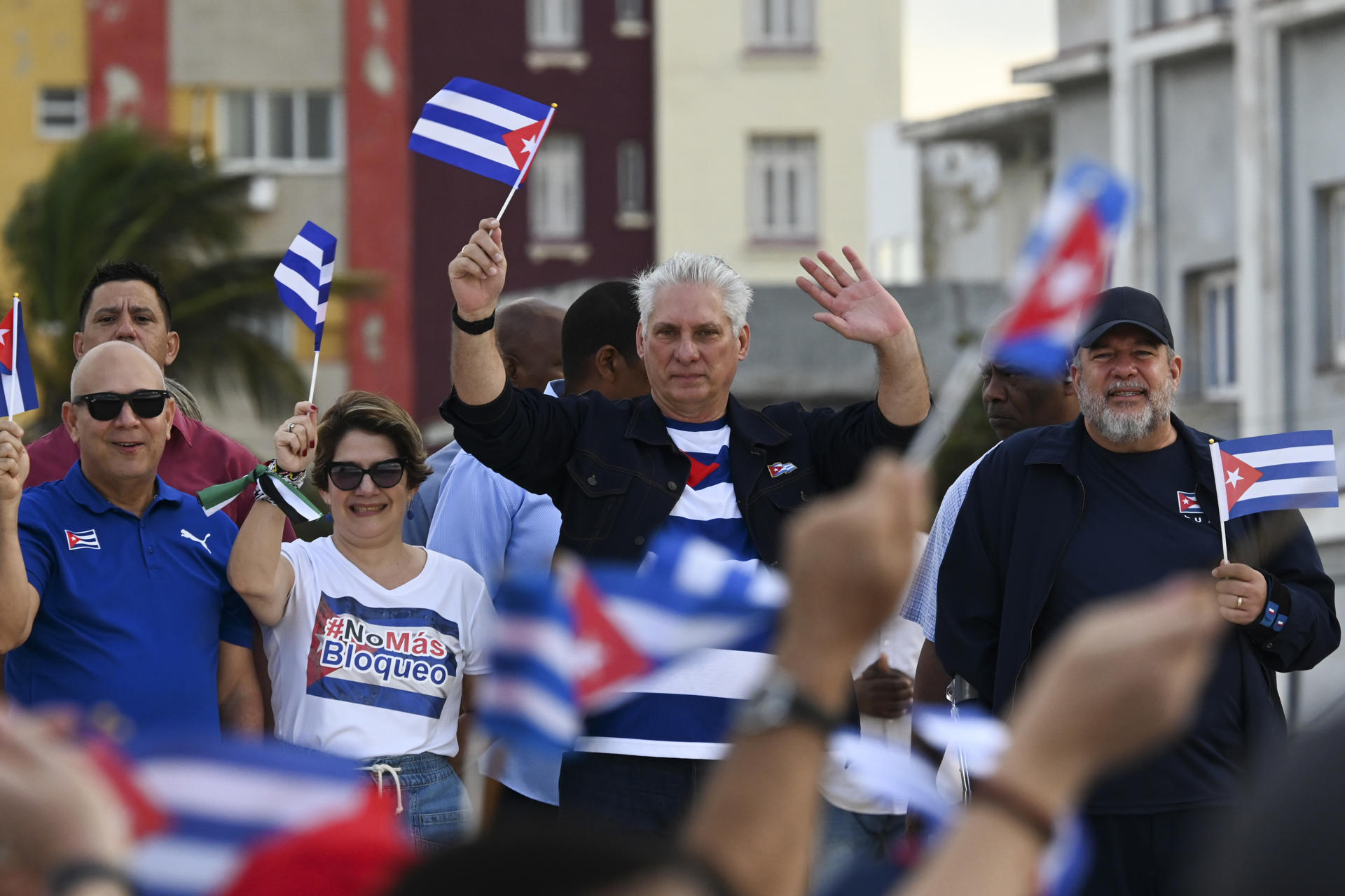 Fotografía de archivo en donde se ve al presidente de Cuba, Miguel Diaz-Canel (c), en La Habana (Cuba). EFE/ Yamil Lage