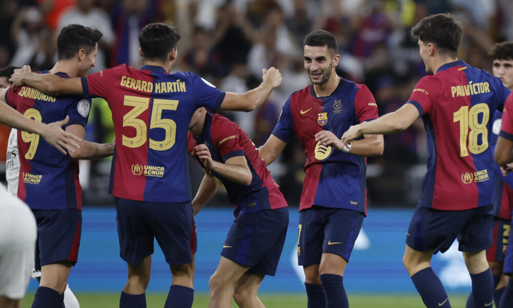 Los jugadores del FC Barcelona celebran la victoria tras el partido de la final de la Supercopa de España de fútbol entre el Real Madrid y el FC Barcelona, este domingo en Yeda, Arabia Saudí. EFE/ Alberto Estévez