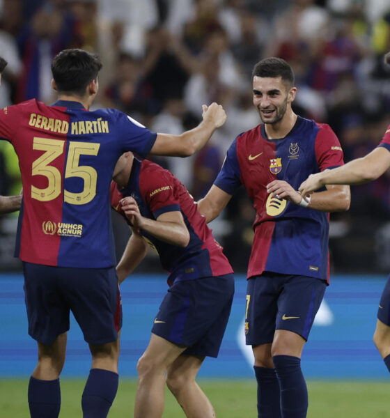 Los jugadores del FC Barcelona celebran la victoria tras el partido de la final de la Supercopa de España de fútbol entre el Real Madrid y el FC Barcelona, este domingo en Yeda, Arabia Saudí. EFE/ Alberto Estévez