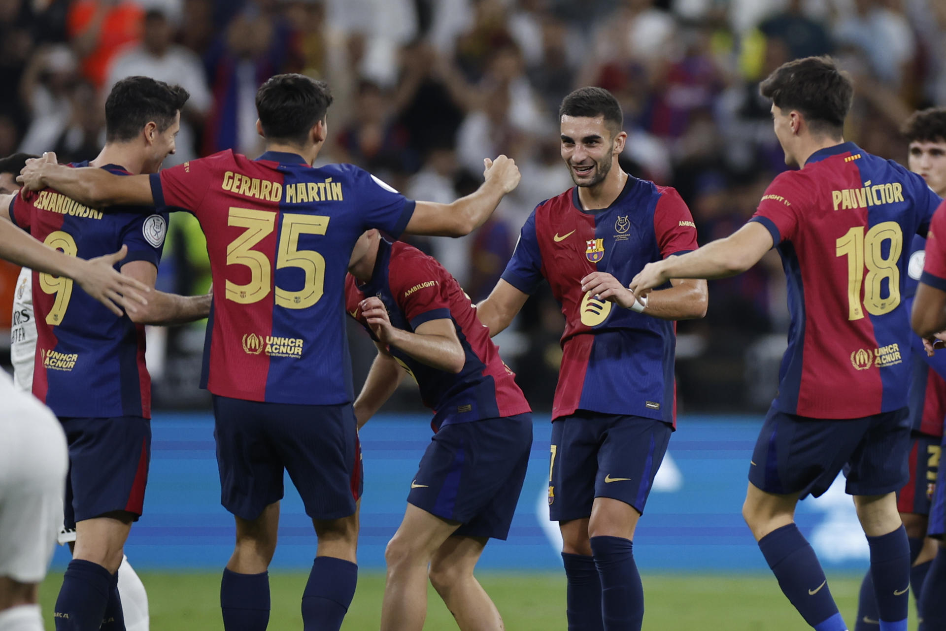 Los jugadores del FC Barcelona celebran la victoria tras el partido de la final de la Supercopa de España de fútbol entre el Real Madrid y el FC Barcelona, este domingo en Yeda, Arabia Saudí. EFE/ Alberto Estévez