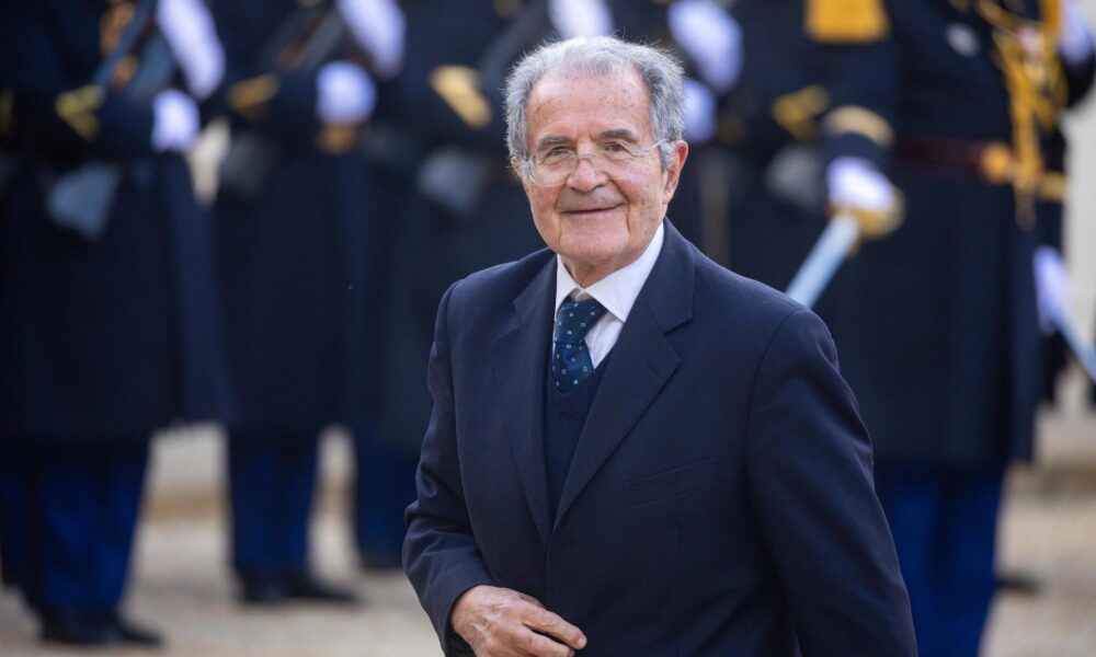 El ex primer ministro de Italia, Romano Prodi, llega al palacio del Elíseo durante el homenaje nacional al fallecido expresidente de la Comisión Europea, Jacques Delors, en París, Francia, 05 de enero de 2024.
EFE/EPA/CHRISTOPHE PETIT TESSON