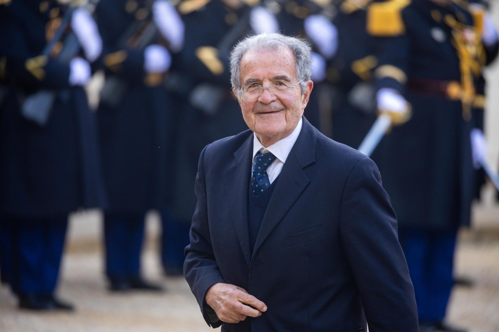 El ex primer ministro de Italia, Romano Prodi, llega al palacio del Elíseo durante el homenaje nacional al fallecido expresidente de la Comisión Europea, Jacques Delors, en París, Francia, 05 de enero de 2024.
EFE/EPA/CHRISTOPHE PETIT TESSON