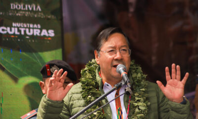 El presidente de Bolivia, Luis Arce, habla durante el Día Nacional del Acullico o masticado de esa planta este sábado, en La Paz (Bolivia). EFE/ Gabriel Márquez