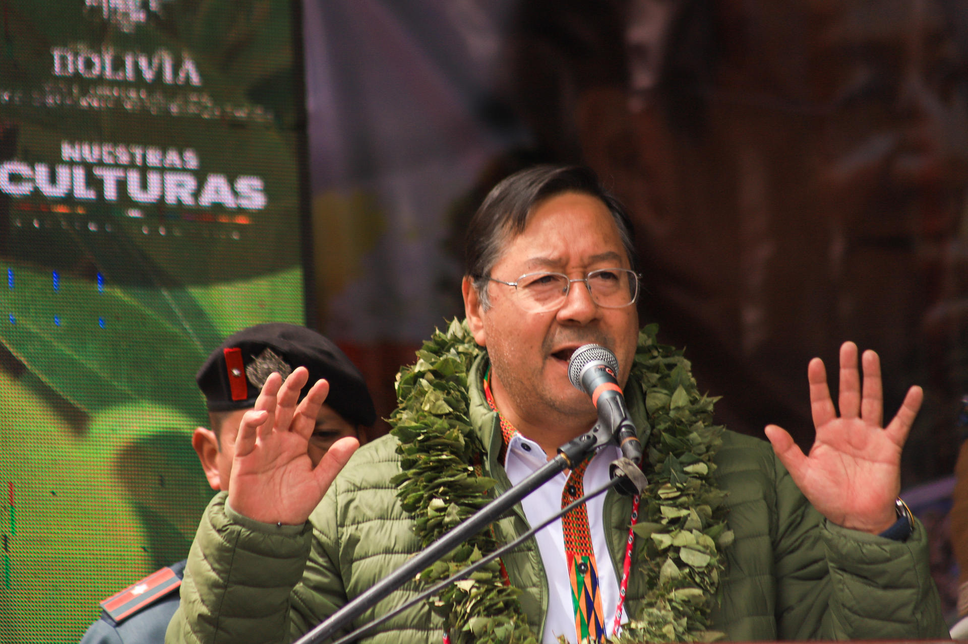 El presidente de Bolivia, Luis Arce, habla durante el Día Nacional del Acullico o masticado de esa planta este sábado, en La Paz (Bolivia). EFE/ Gabriel Márquez