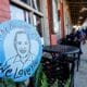 Vista de un cartel después de la muerte del expresidente de EE.UU. Jimmy Carter en su ciudad natal de Plains, Georgia (EE.UU.). EFE/EPA/ERIK S. LESSER