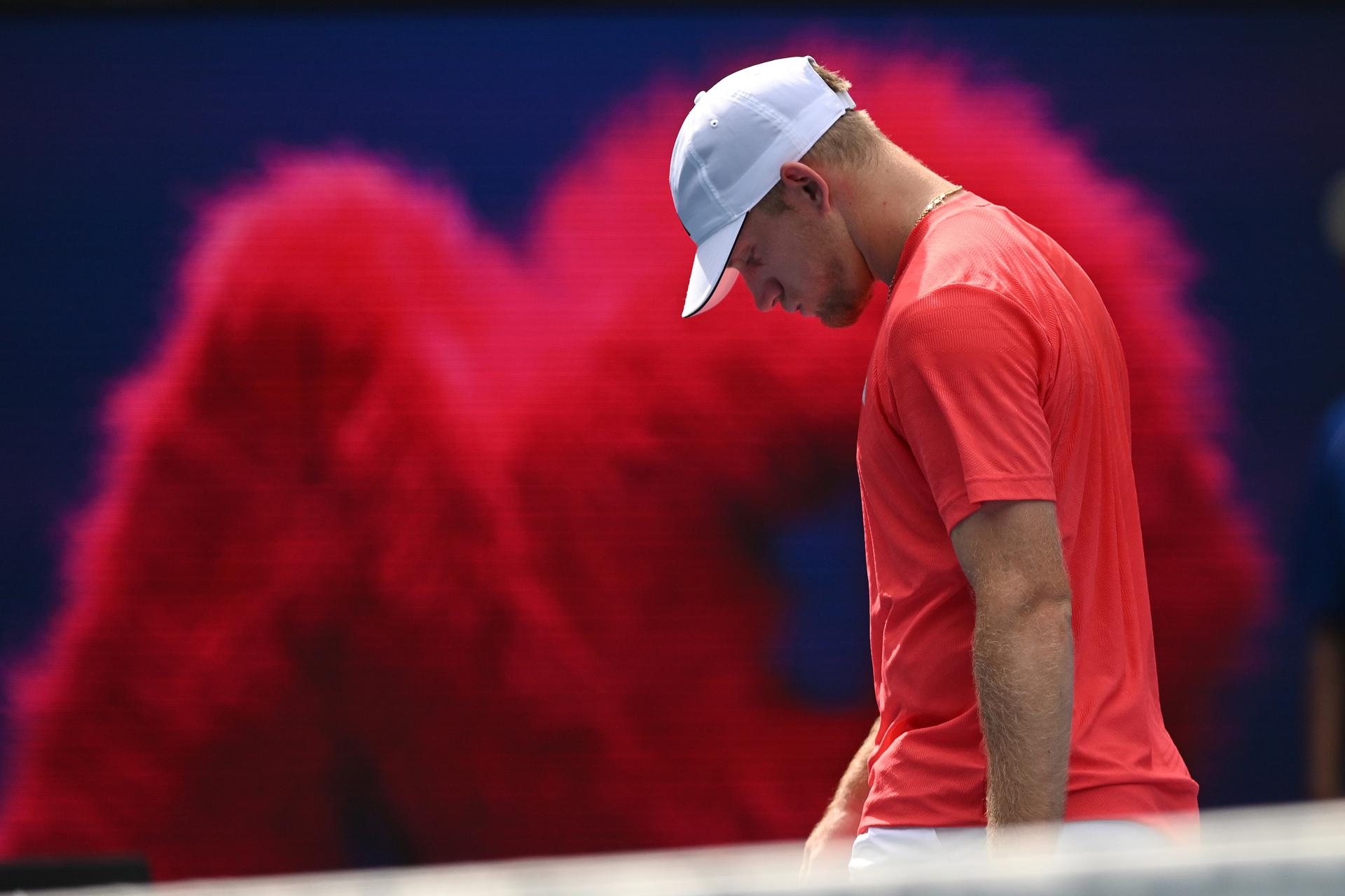 El tenista español Alejandro Davidovich Fokina durante su partido contra el estadounidense Tommy Paul en cuarta ronda del Abierto de Australia en Melbourne. EFE/EPA/LUKAS COCH