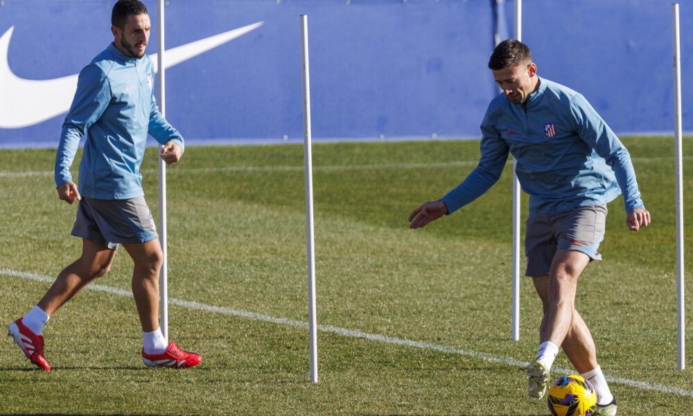 Lenglet y Koke, durante el entrenamiento de este viernes.- EFE/ Sergio Pérez