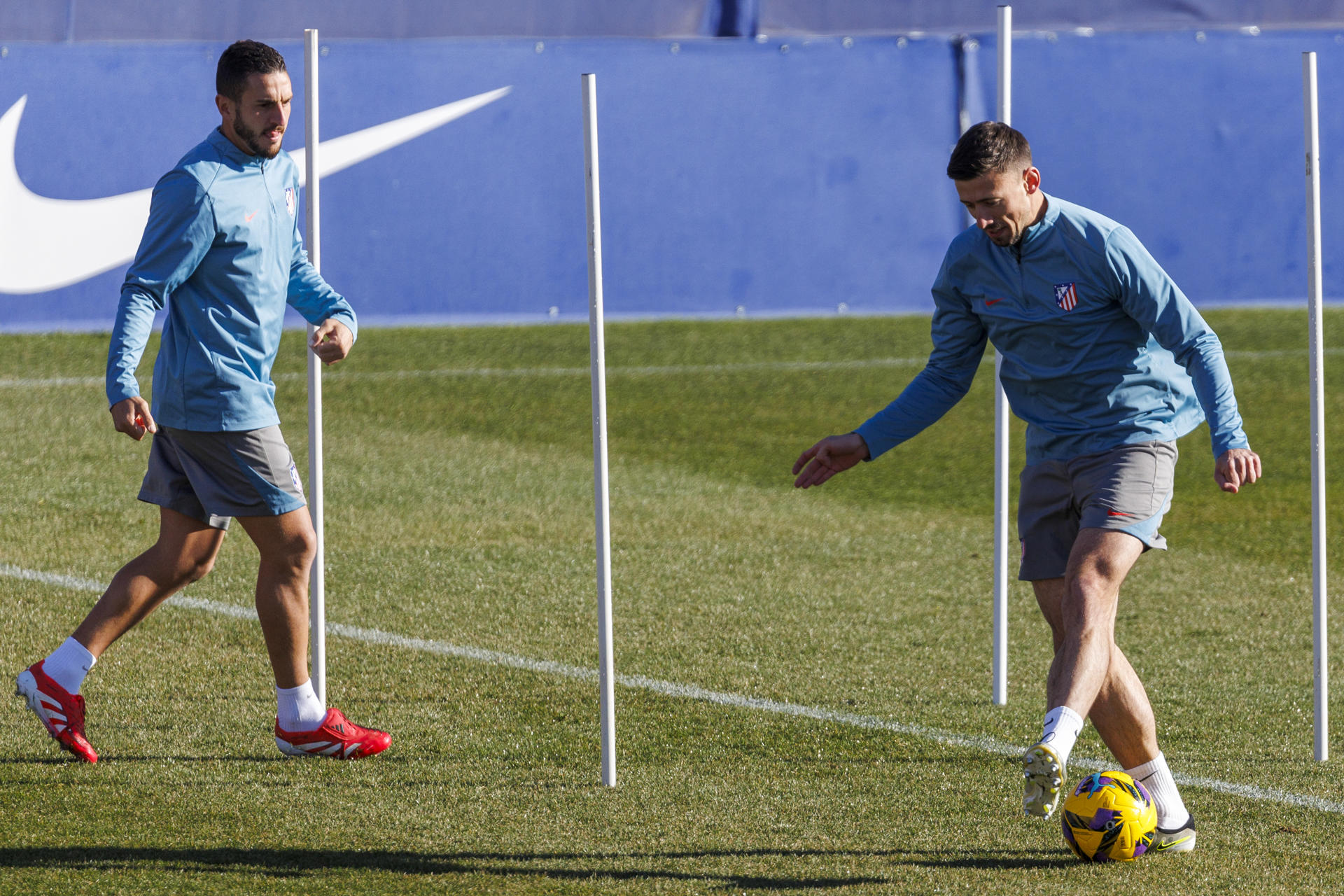 Lenglet y Koke, durante el entrenamiento de este viernes.- EFE/ Sergio Pérez