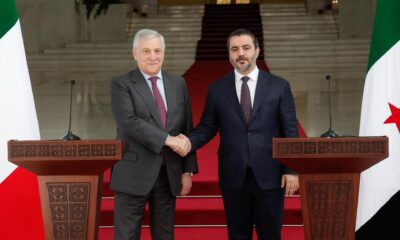 El ministro de Asuntos Exteriores de Siria, Asaad al Shaibani (d), y el ministro de Asuntos Exteriores de Italia, Antonio Tajani (i), se dan la mano durante una conferencia de prensa conjunta en Damasco, el 10 de enero de 2025. EFE/EPA/GIUSEPPE LAMI