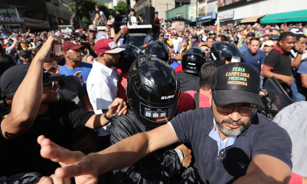 La líder antichavista María Corina Machado (c, casco negro) se retira de una manifestación este 9 de enero de 2025, en Caracas (Venezuela).EFE/ Miguel Gutiérrez