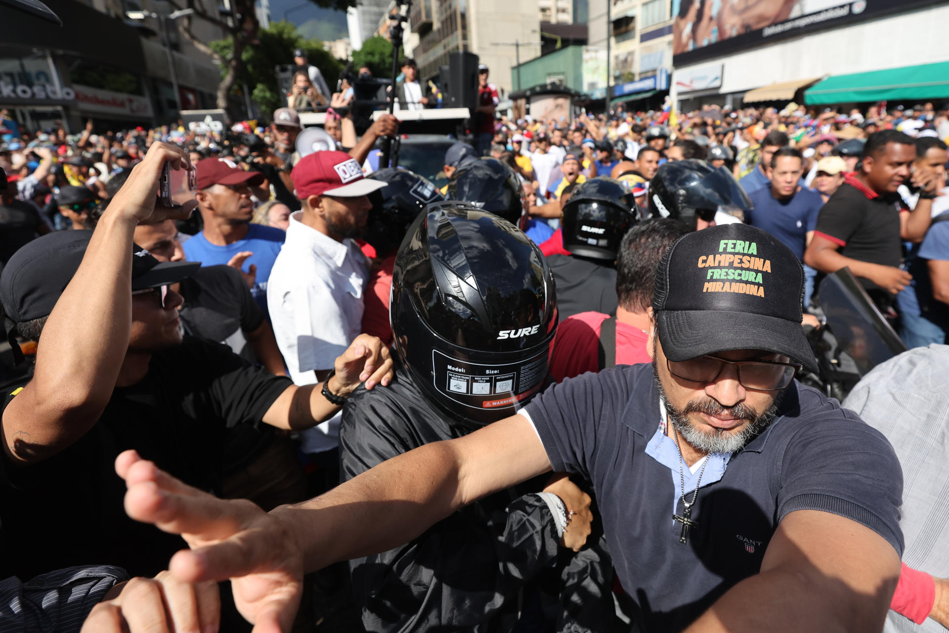 La líder antichavista María Corina Machado (c, casco negro) se retira de una manifestación este 9 de enero de 2025, en Caracas (Venezuela).EFE/ Miguel Gutiérrez