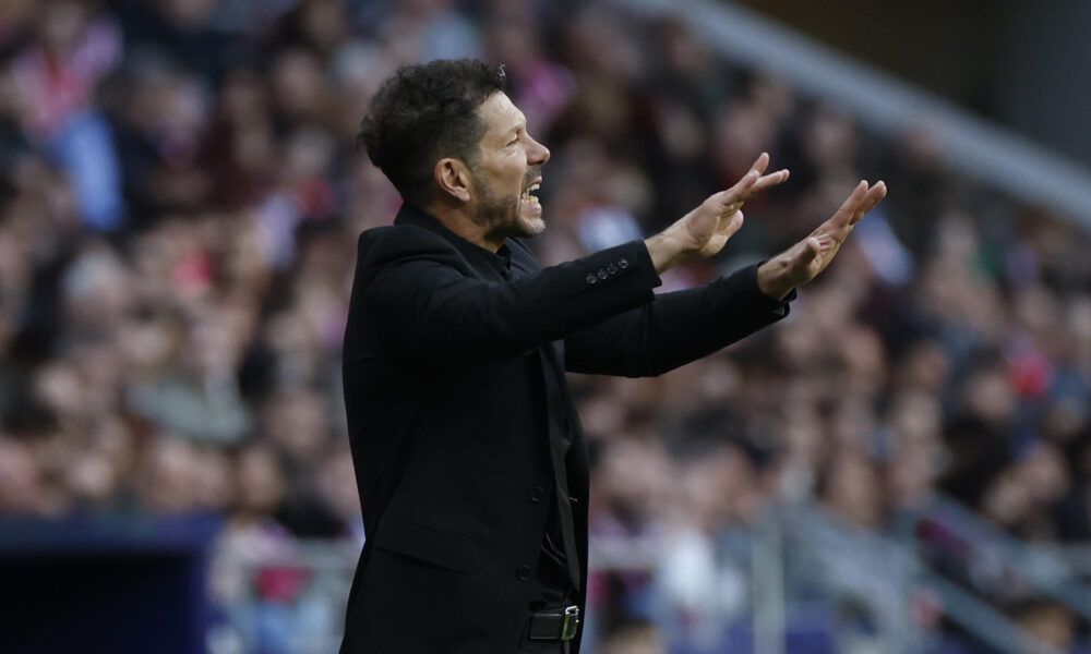 El entrenador del Atlético de Madrid, el argentino Diego Simeone, durante el partido de LaLiga entre el Atlético de Madrid y el Osasuna, este domingo en el Riyadh Air Metropolitano de Madrid.EFE/ Juanjo Martín