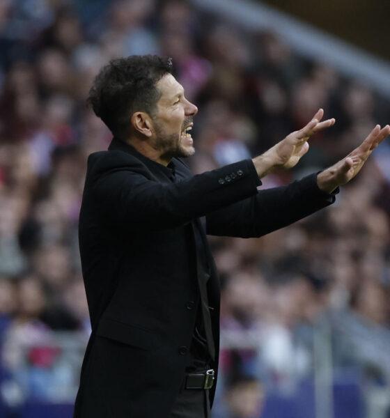 El entrenador del Atlético de Madrid, el argentino Diego Simeone, durante el partido de LaLiga entre el Atlético de Madrid y el Osasuna, este domingo en el Riyadh Air Metropolitano de Madrid.EFE/ Juanjo Martín