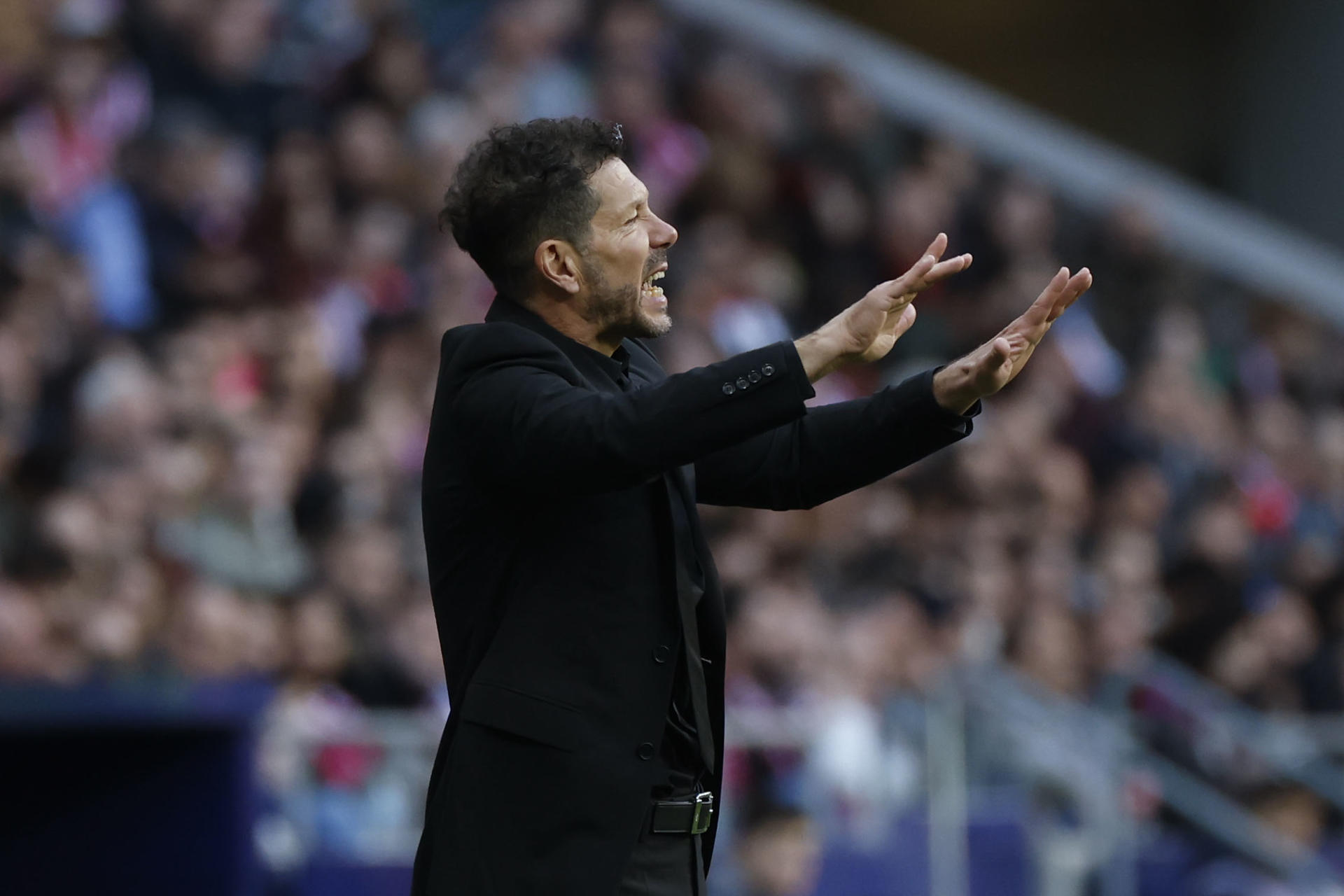 El entrenador del Atlético de Madrid, el argentino Diego Simeone, durante el partido de LaLiga entre el Atlético de Madrid y el Osasuna, este domingo en el Riyadh Air Metropolitano de Madrid.EFE/ Juanjo Martín