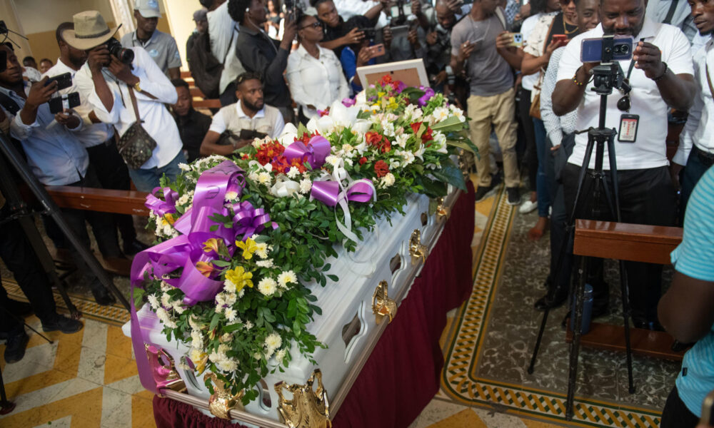 Personas asisten a una ceremonia fúnebre de Jimmy Jean, periodista asesinado por bandas armadas el 24 de diciembre de 2024, en la iglesia Saint Pierre este jueves, en Petion-ville (Haití). EFE/ Johnson Sabin