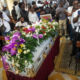 Personas asisten a una ceremonia fúnebre de Jimmy Jean, periodista asesinado por bandas armadas el 24 de diciembre de 2024, en la iglesia Saint Pierre este jueves, en Petion-ville (Haití). EFE/ Johnson Sabin