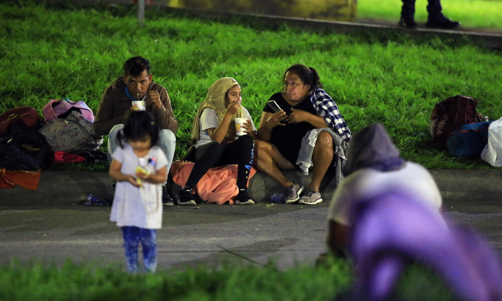 Una familia hondureña come antes de salir en una caravana de migrantes este lunes, en San Pedro Sula (Honduras) con rumbo a la frontera de Guatemala. EFE/ Jose Valle