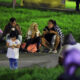 Una familia hondureña come antes de salir en una caravana de migrantes este lunes, en San Pedro Sula (Honduras) con rumbo a la frontera de Guatemala. EFE/ Jose Valle