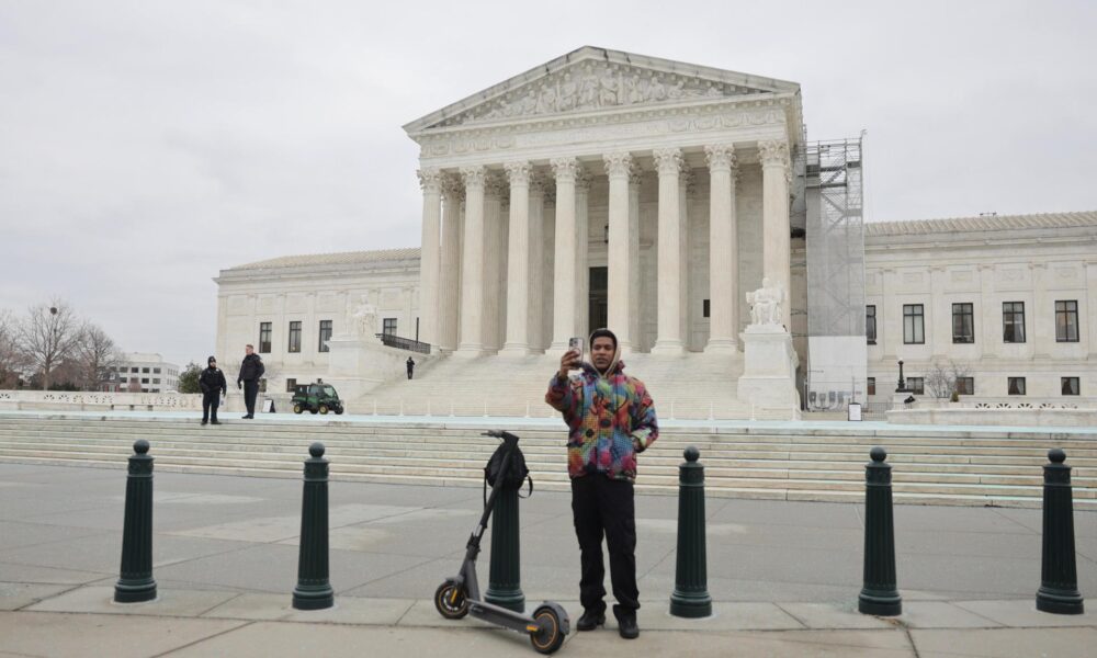 Una persona transmite en vivo a sus seguidores de TikTok en Washington, DC, EE. UU., 17 de enero de 2025. EFE/ALLISON DINNER