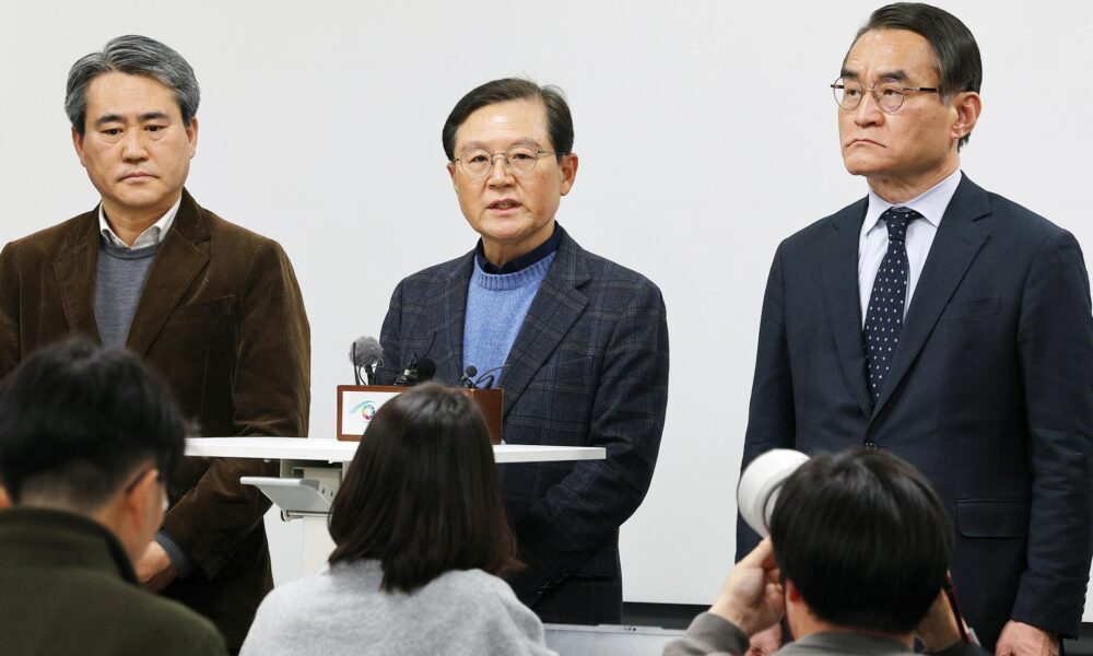 Yun Gap-keun (C), abogado del presidente surcoreano destituido, Yoon Suk Yeol, durante una conferencia de prensa en Seúl, el 8 de enero de 2025. EFE/EPA/YONHAP SOUTH KOREA OUT