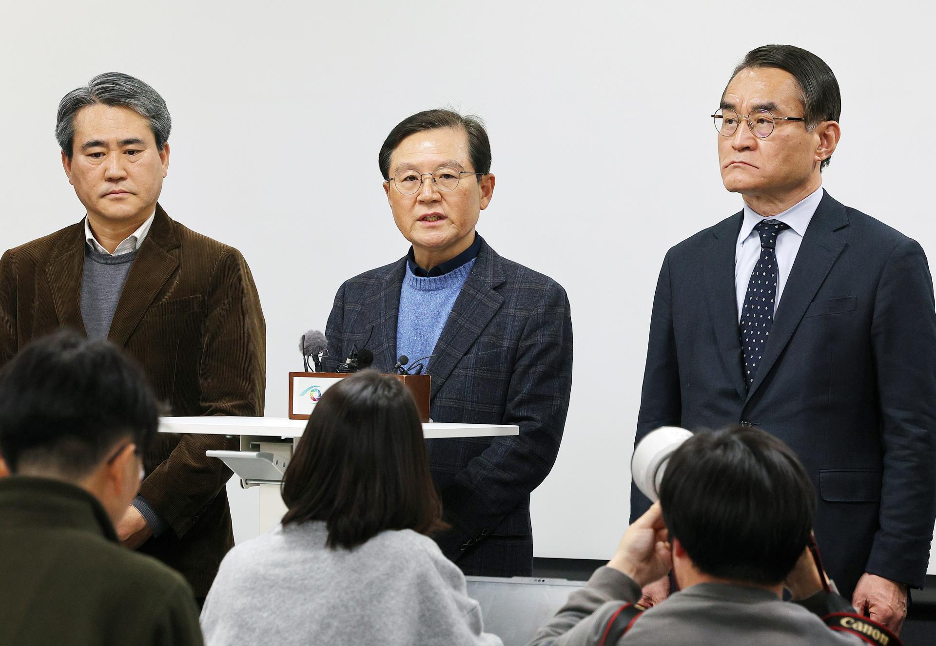 Yun Gap-keun (C), abogado del presidente surcoreano destituido, Yoon Suk Yeol, durante una conferencia de prensa en Seúl, el 8 de enero de 2025. EFE/EPA/YONHAP SOUTH KOREA OUT