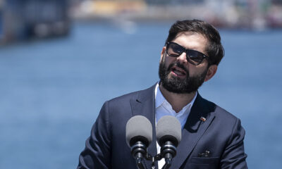 Fotografía de archivo del presidente de Chile, Gabriel Boric, durante una visita al buque rompehielos 'Almirante Viel' de la Armada chilena, en Valparaíso (Chile).EFE/ Adriana Thomasa