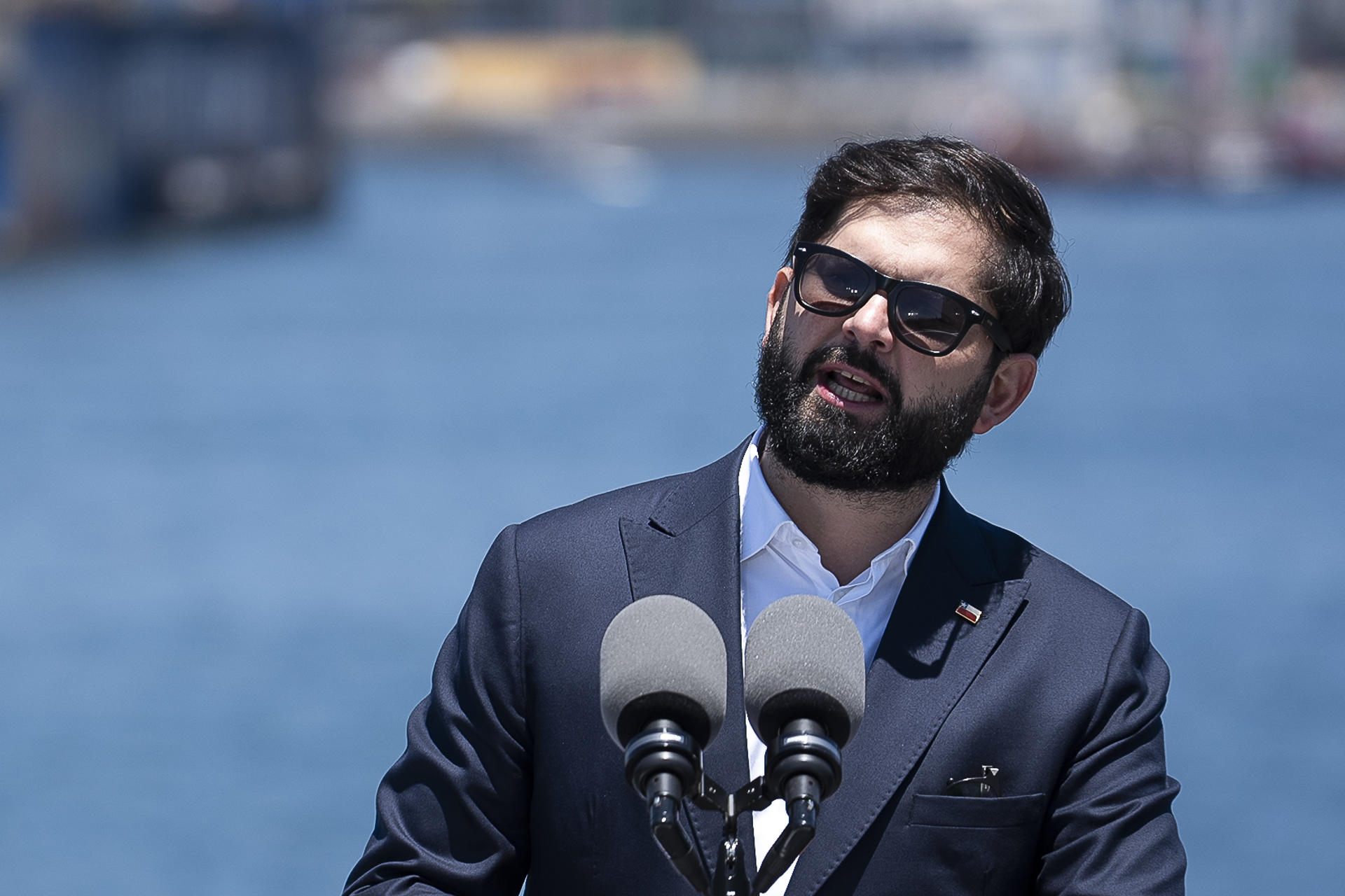 Fotografía de archivo del presidente de Chile, Gabriel Boric, durante una visita al buque rompehielos 'Almirante Viel' de la Armada chilena, en Valparaíso (Chile).EFE/ Adriana Thomasa