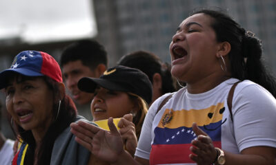 Una mujer grita consignas durante una manifestación en apoyo a la líder antichavista María Corina Machado y al líder opositor Edmundo González Urrutia este jueves, en la estación central de autobuses de Brasilia (Brasil). EFE/Andre Borges