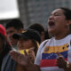 Una mujer grita consignas durante una manifestación en apoyo a la líder antichavista María Corina Machado y al líder opositor Edmundo González Urrutia este jueves, en la estación central de autobuses de Brasilia (Brasil). EFE/Andre Borges