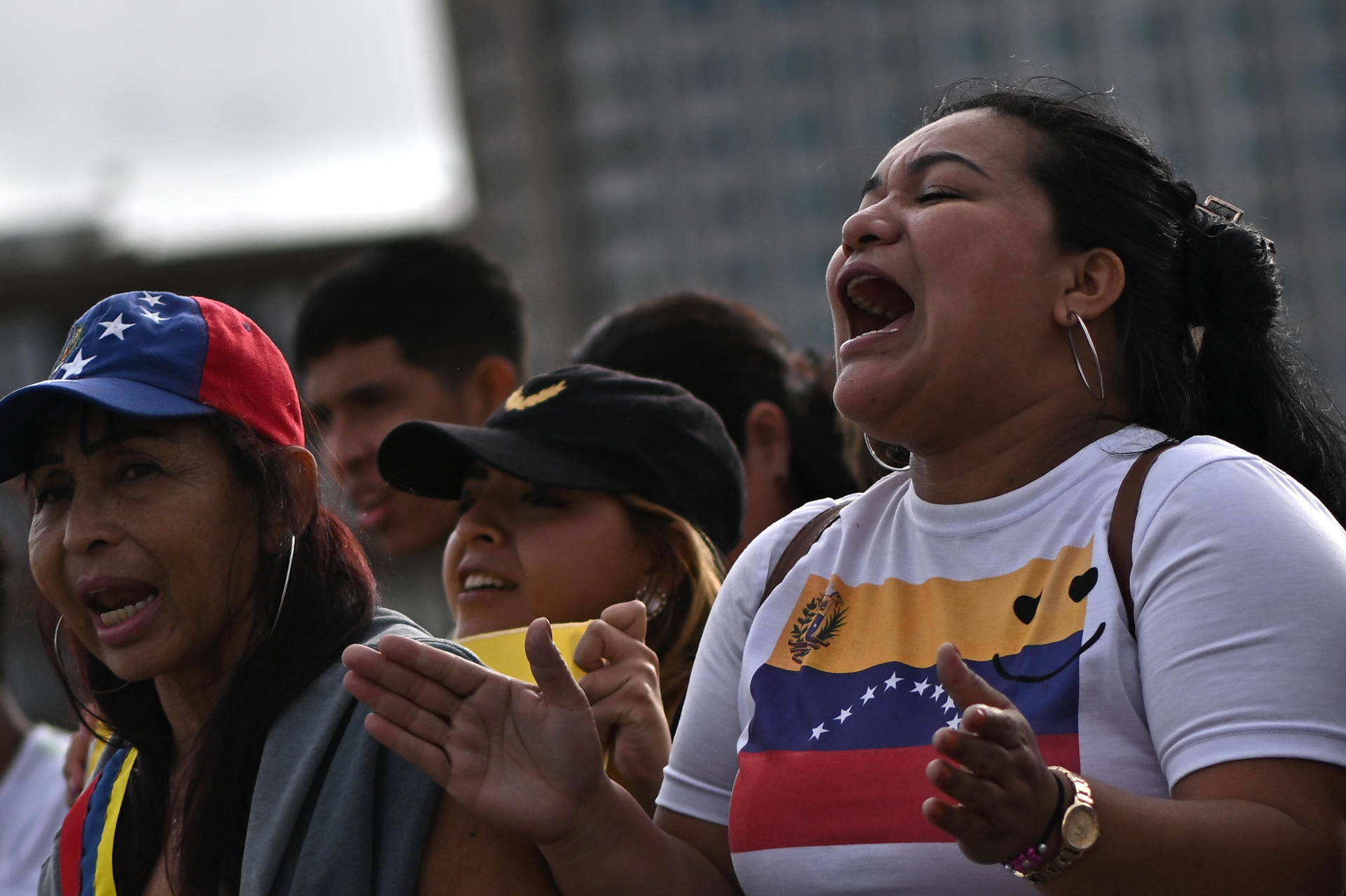 Una mujer grita consignas durante una manifestación en apoyo a la líder antichavista María Corina Machado y al líder opositor Edmundo González Urrutia este jueves, en la estación central de autobuses de Brasilia (Brasil). EFE/Andre Borges