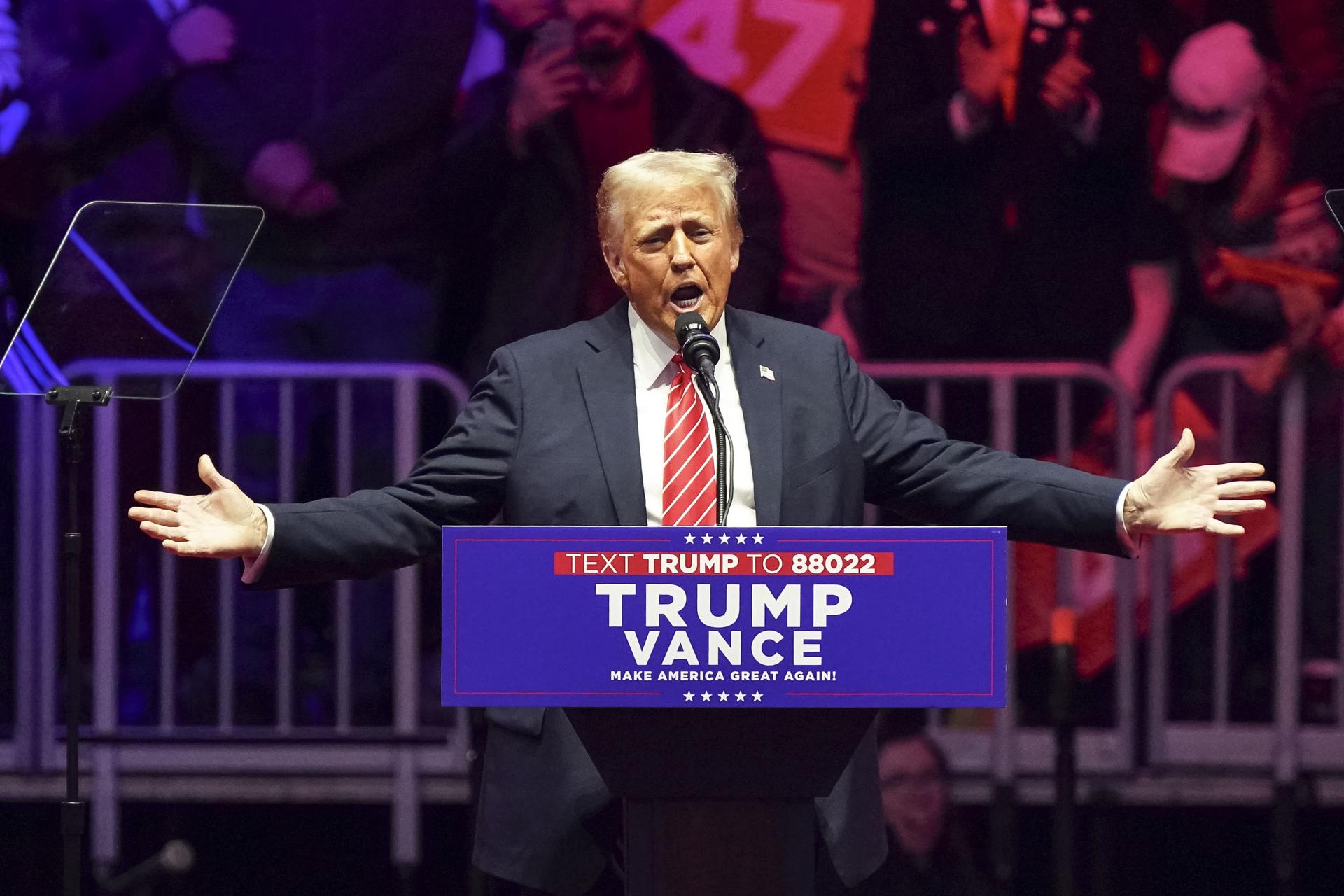 El presidente electo de Estados Unidos, Donald Trump, se dirige a sus seguidores en un mitin en el Capital One Arena en Washington, DC (EE.UU.). EFE//WILL OLIVER