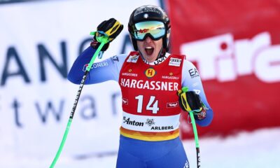 La italiana Federica Brignone celebra su victoria en el descenso de la Copa del Mundo de esquí alpino disputado en St. Anton (Austria). EFE/EPA/ANNA SZILAGYI